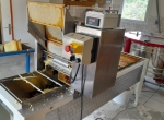 Machine à désoperculer et convoyeur