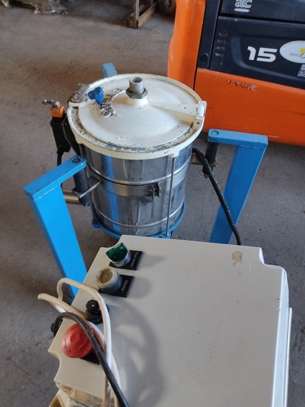 Centrifugeuse essoreuse à opercules